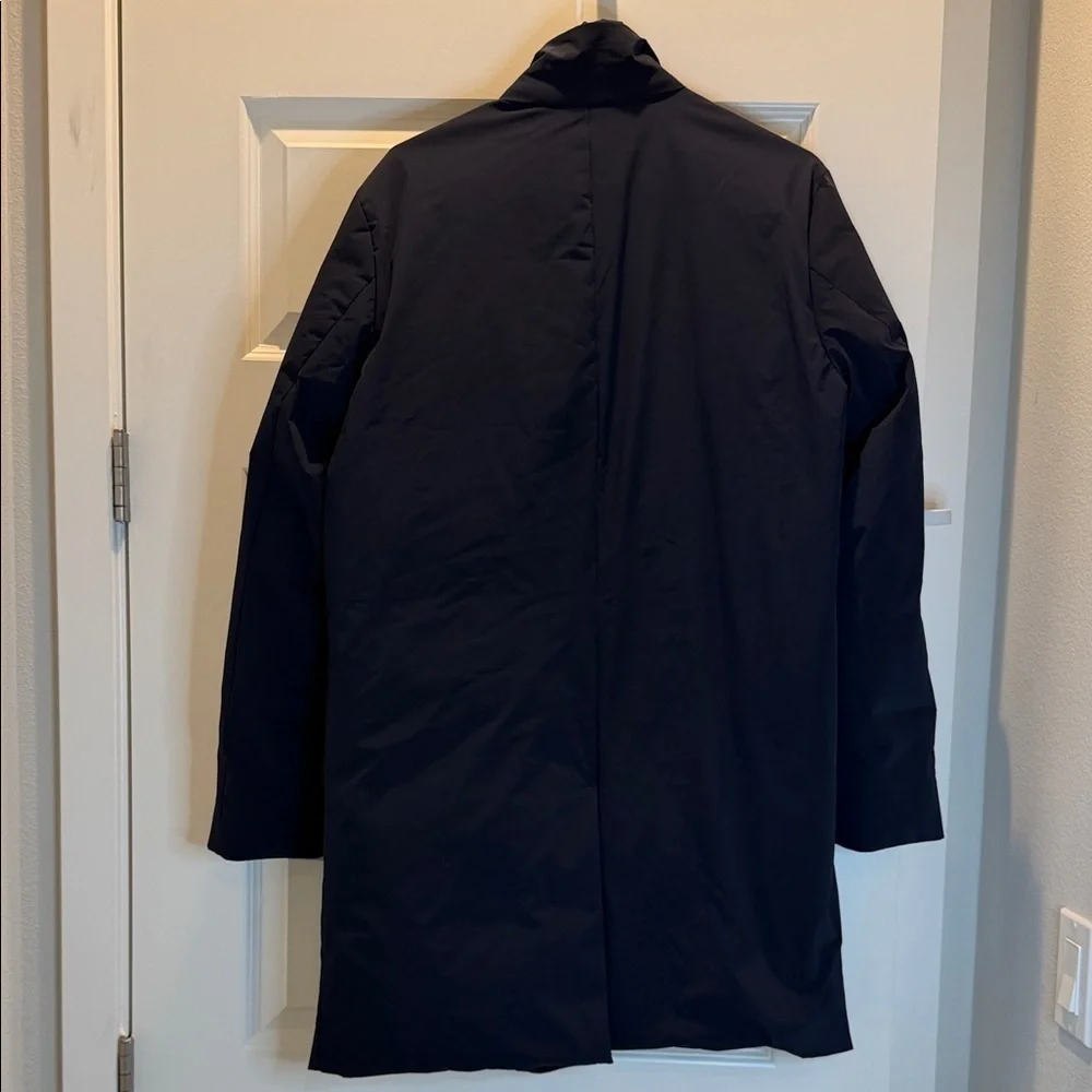 Theory Men's Nylon, a lightweight, crisp, water-resistant jacket navy - Size M
